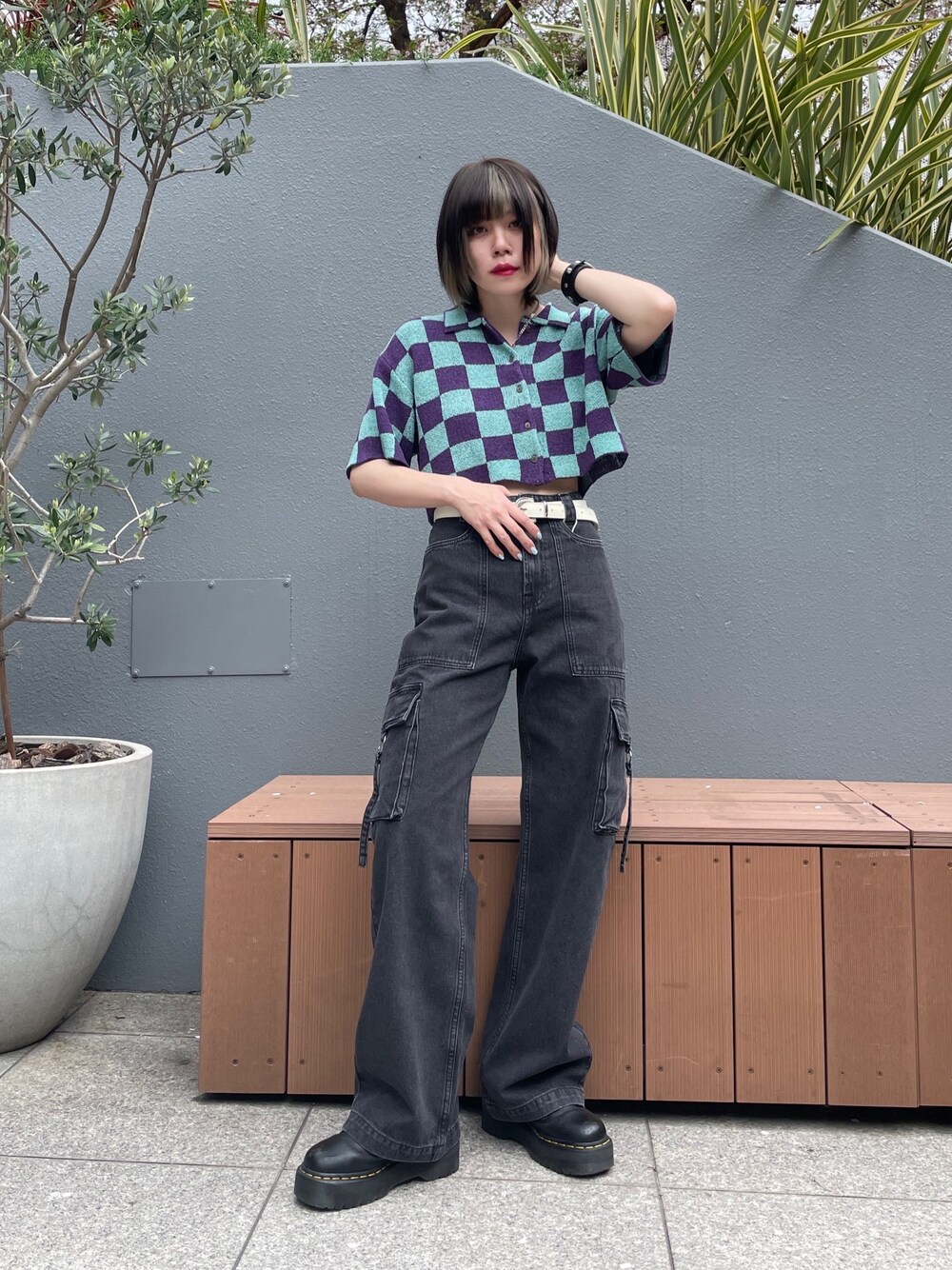 パープル系のカーディガン/ボレロ、ブラック系のカーゴパンツ、ホワイト系のベルトを着用したレディースの春コーディネートの1枚目の写真