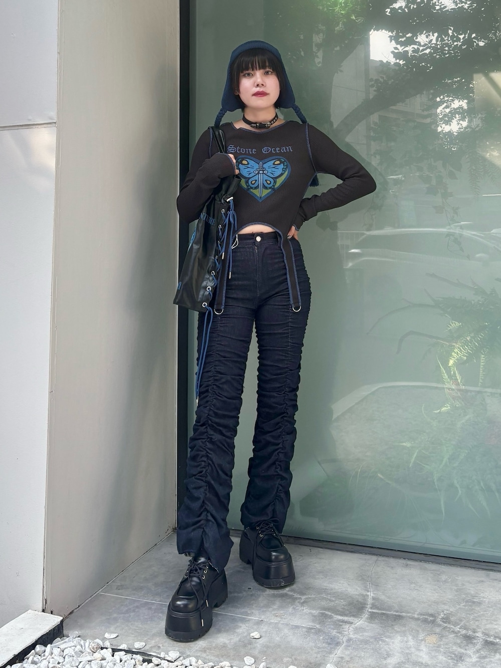 ブラック系のトートバッグ、ブルー系のデニムパンツ、ブラック系のTシャツ/カットソーを着用したレディースの秋コーディネートの1枚目の写真