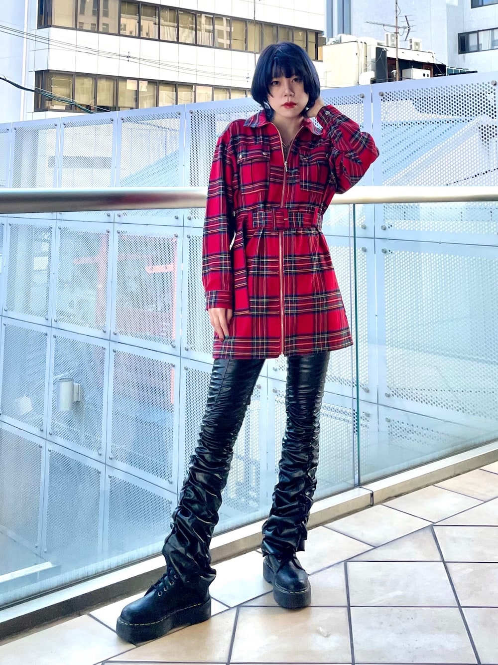 レッド系のワンピース、その他のその他パンツを着用したレディースの冬コーディネートの1枚目の写真