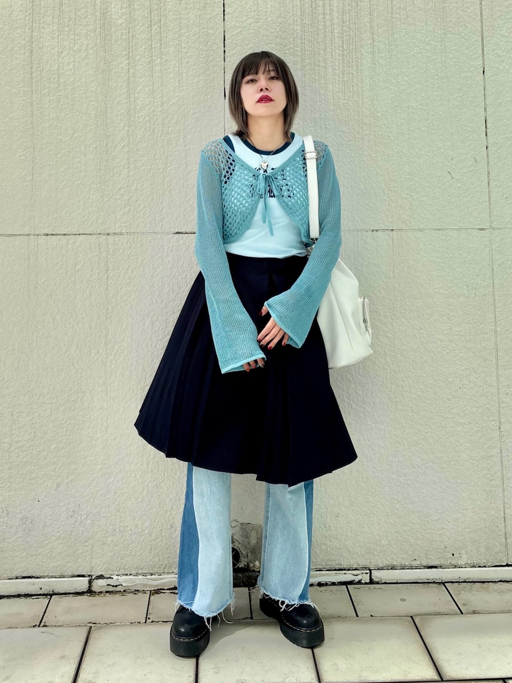 ブルー系のスカート、ブルー系のデニムパンツ、ブルー系のタンクトップを着用したレディースの春コーディネートの1枚目の写真