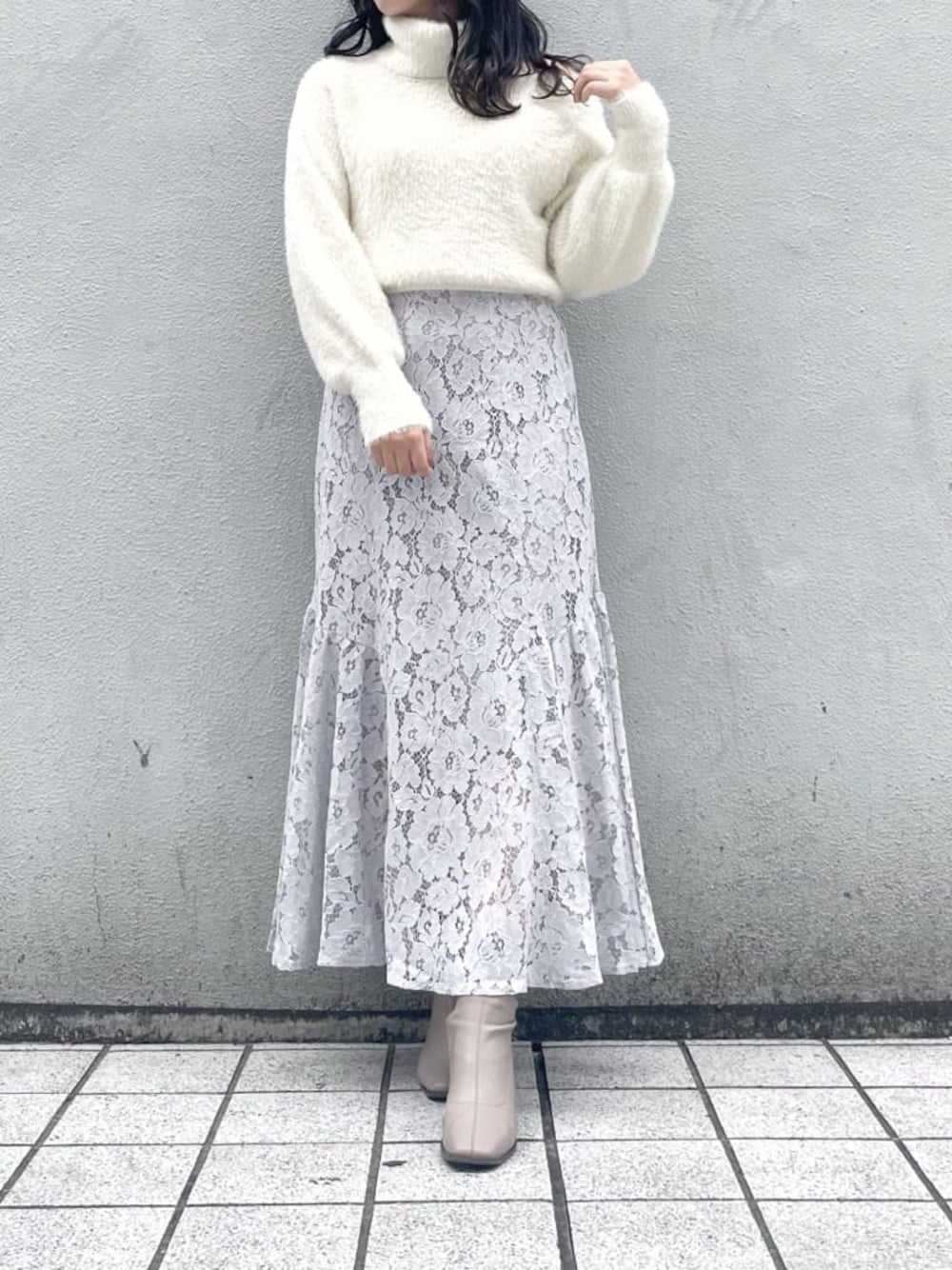 グレー系のスカート、グレー系のスカート、ベージュ系のブーツを着用したレディースの秋コーディネートの1枚目の写真