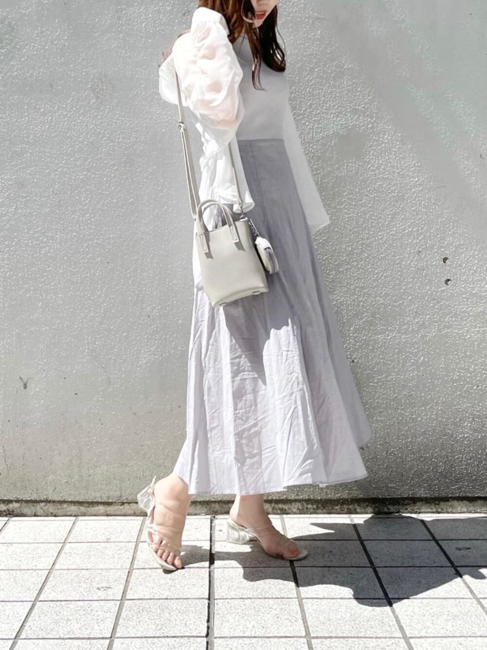 グレー系のハンドバッグ、ホワイト系のシャツ/ブラウス、グレー系のワンピースを着用したレディースの夏コーディネートの1枚目の写真