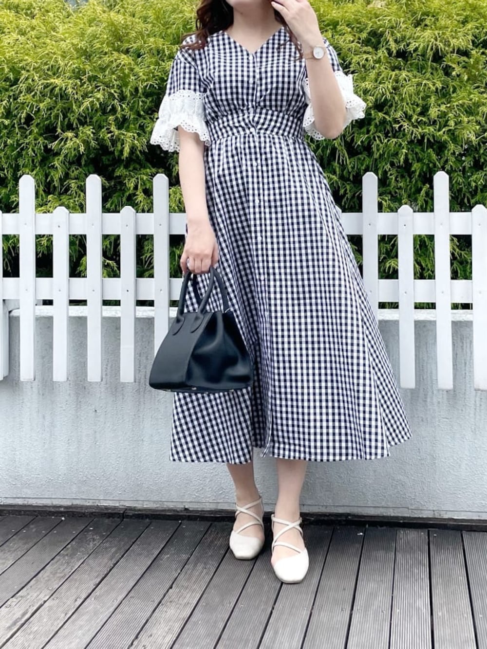 その他のワンピース、ホワイト系のパンプス、ブラック系のハンドバッグを着用したレディースの春コーディネートの1枚目の写真