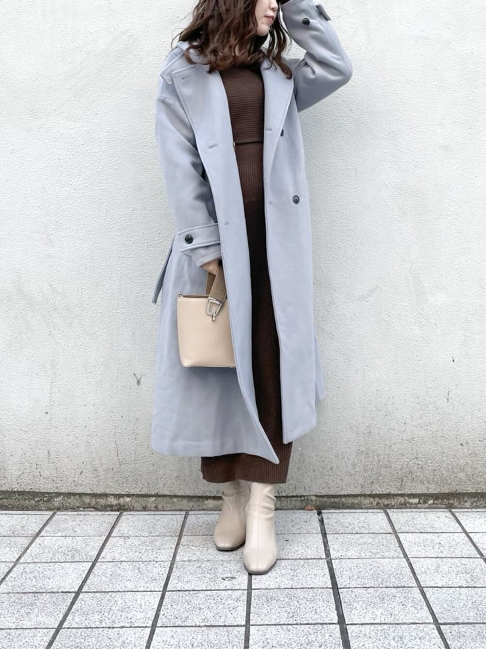 ブラウン系のワンピース、ブルー系のその他アウター、ベージュ系のブーツを着用したレディースの秋コーディネートの1枚目の写真