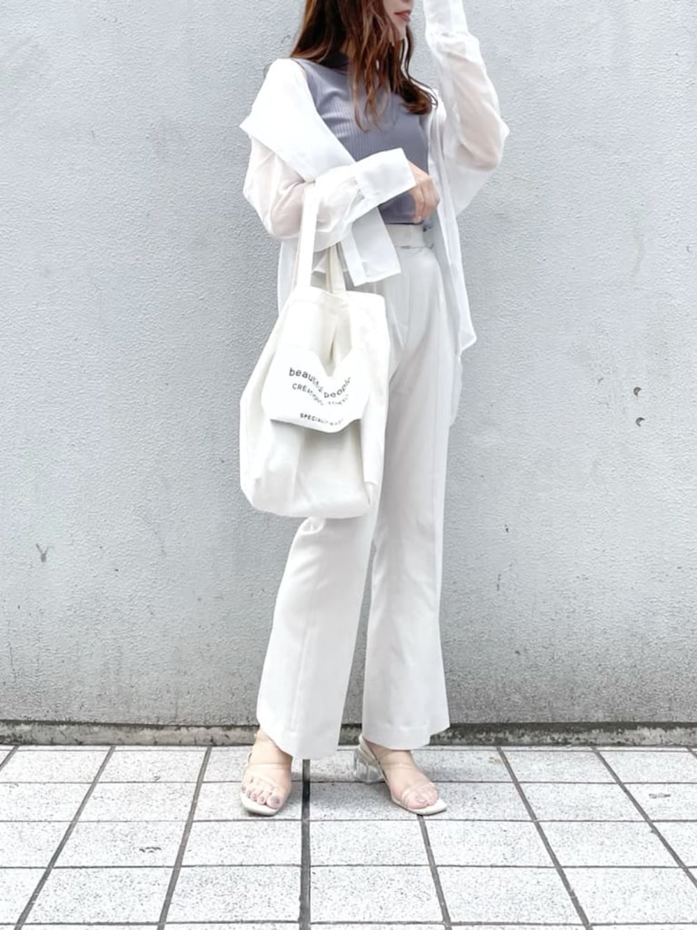 グレー系のTシャツ/カットソー、ホワイト系のシャツ/ブラウス、その他のサンダルを着用したレディースの夏コーディネートの1枚目の写真