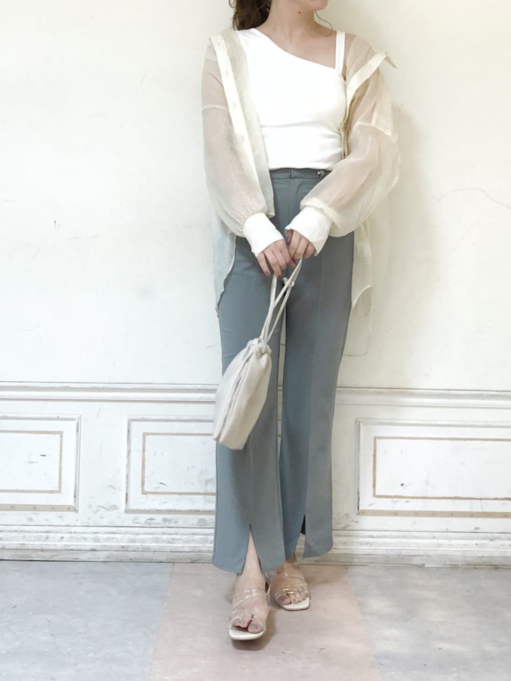 その他のサンダル、ホワイト系のハンドバッグ、ホワイト系のシャツ/ブラウスを着用したレディースの夏コーディネートの1枚目の写真