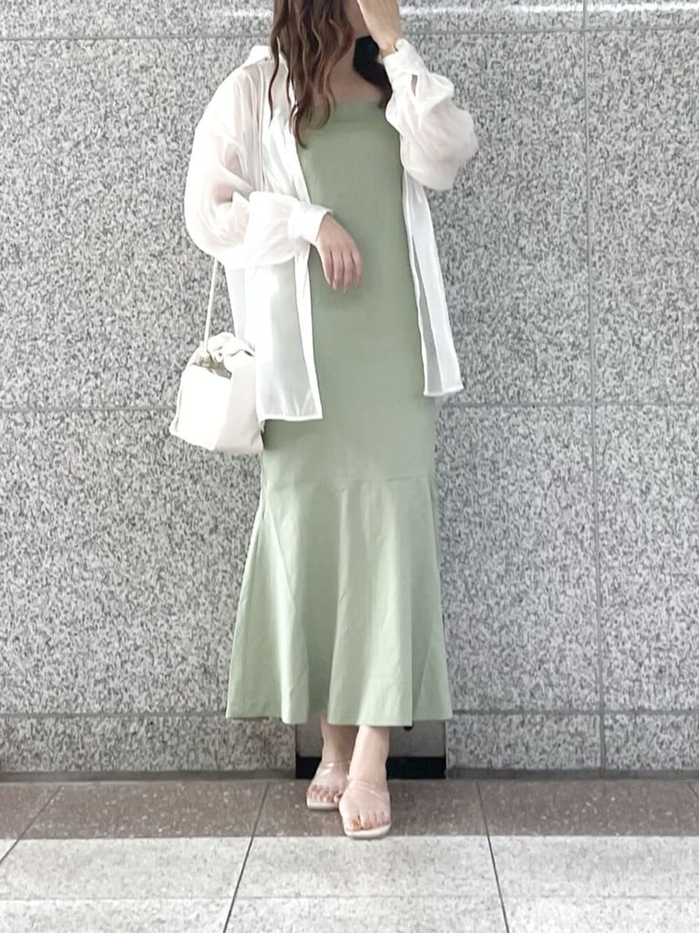 ホワイト系のシャツ/ブラウス、パープル系のサンダル、ホワイト系のハンドバッグを着用したレディースの夏コーディネートの1枚目の写真