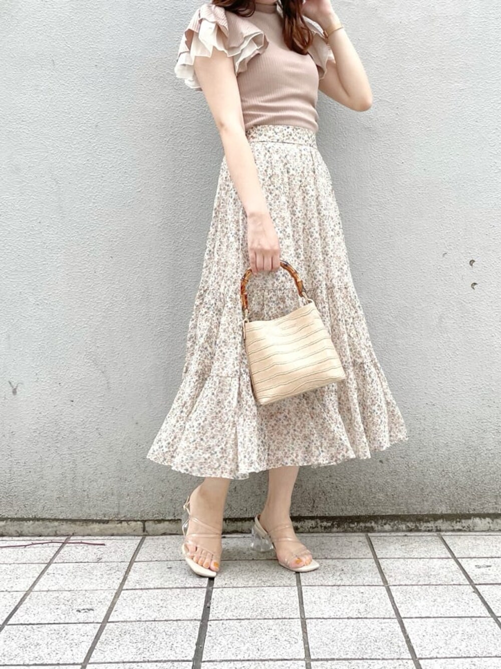 その他のサンダル、ベージュ系のTシャツ/カットソー、その他のスカートを着用したレディースの夏コーディネートの1枚目の写真