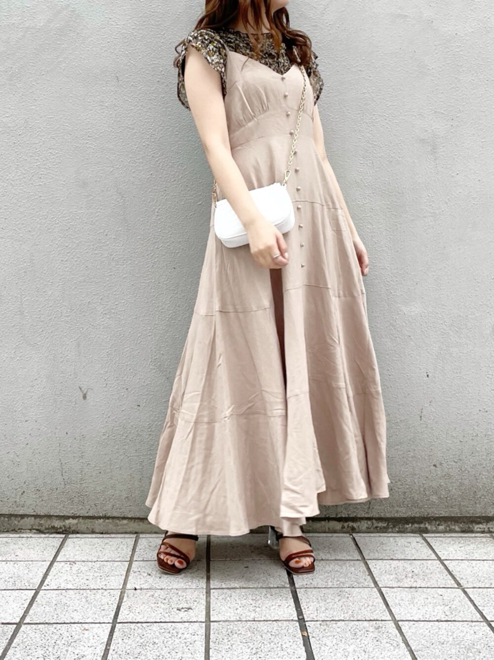 ホワイト系のショルダーバッグ、その他のシャツ/ブラウス、ベージュ系のワンピースを着用したレディースの春コーディネートの1枚目の写真