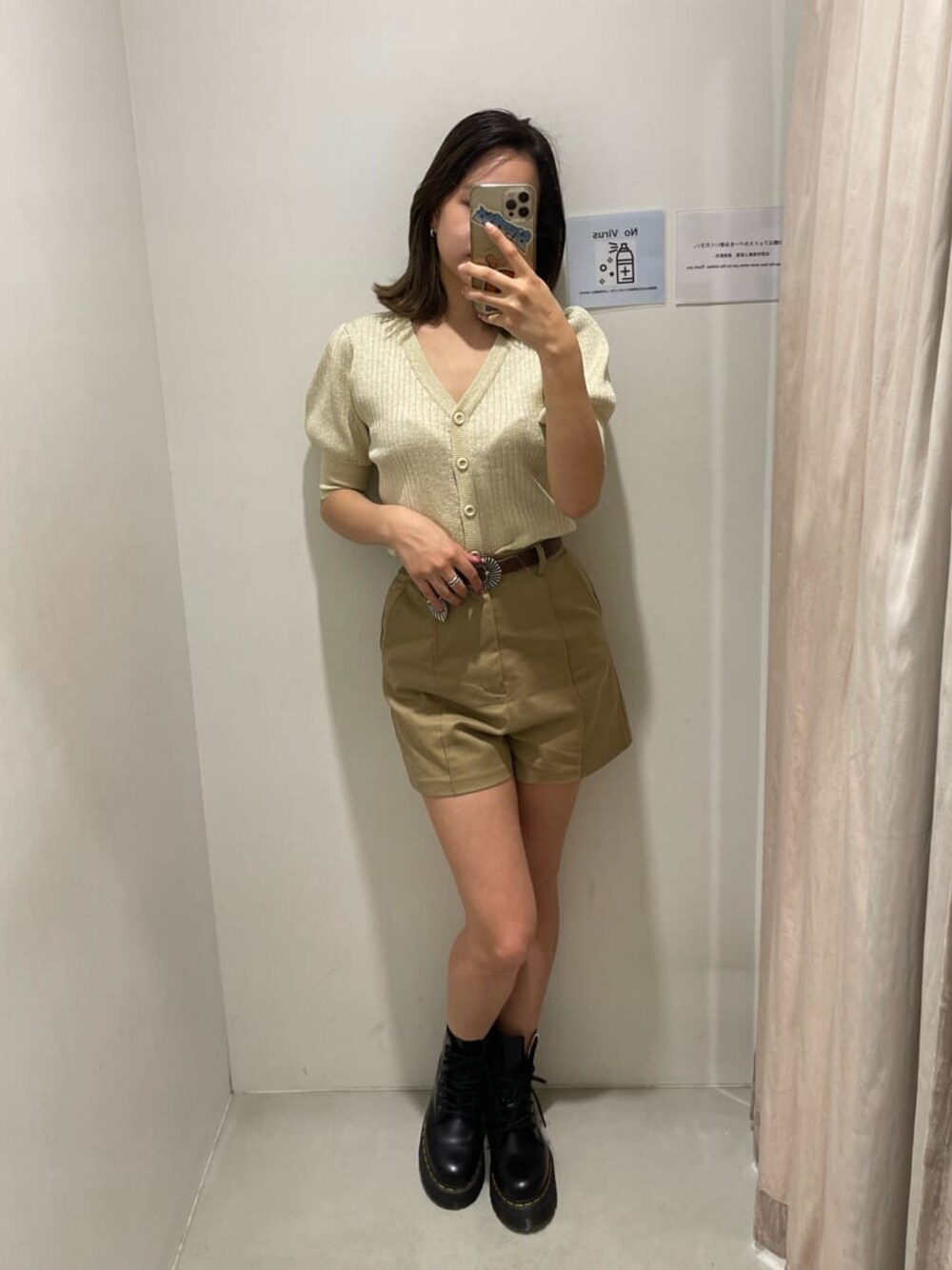 ブラック系のブーツ、ベージュ系のその他パンツ、ホワイト系のカーディガン/ボレロを着用したレディースの春コーディネートの1枚目の写真