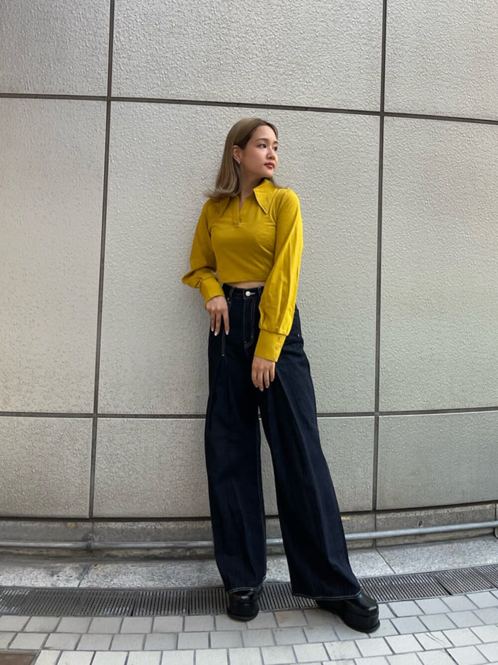 ブラック系のスリッポン、ブルー系のデニムパンツ、イエロー系のTシャツ/カットソーを着用したレディースの夏コーディネートの1枚目の写真