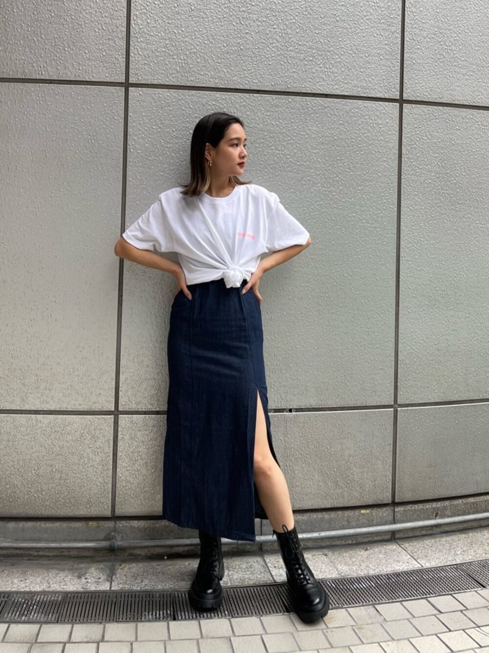 ブルー系のワンピース、ホワイト系のTシャツ/カットソー、ブラック系のブーツを着用したレディースの夏コーディネートの1枚目の写真