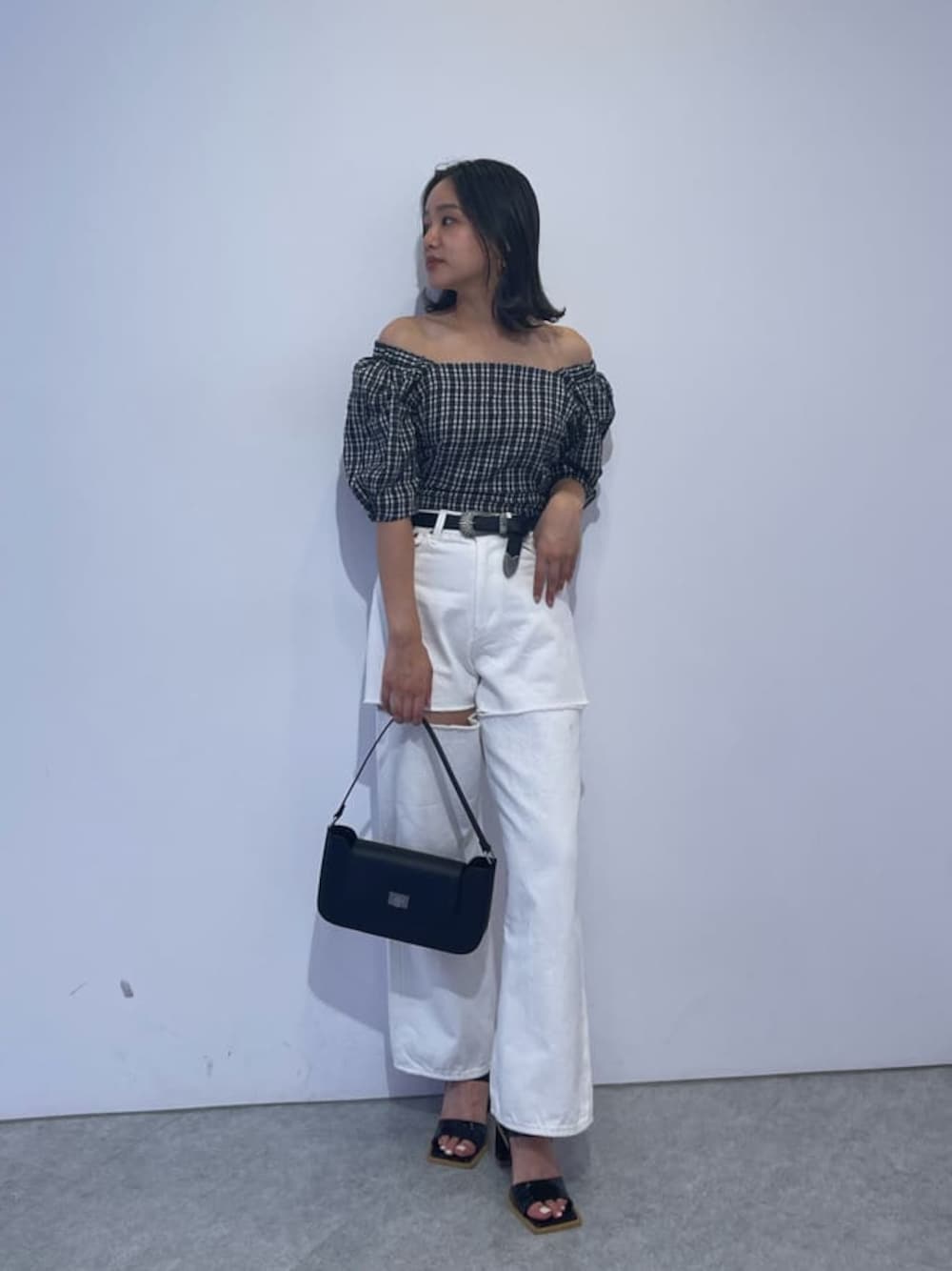 ホワイト系のシャツ/ブラウス、ブラック系のサンダル、ブラック系のショルダーバッグを着用したレディースの夏コーディネートの1枚目の写真