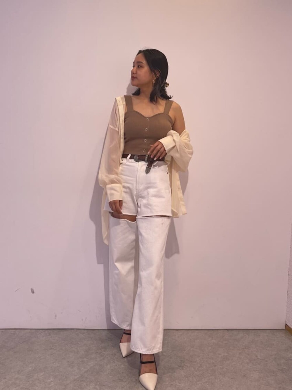 ホワイト系のサンダル、ホワイト系のシャツ/ブラウス、ホワイト系のデニムパンツを着用したレディースの夏コーディネートの1枚目の写真