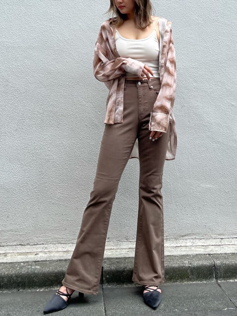 ブラウン系のシャツ/ブラウス、ブラック系のサンダル、ブラウン系のデニムパンツを着用したレディースの夏コーディネートの1枚目の写真