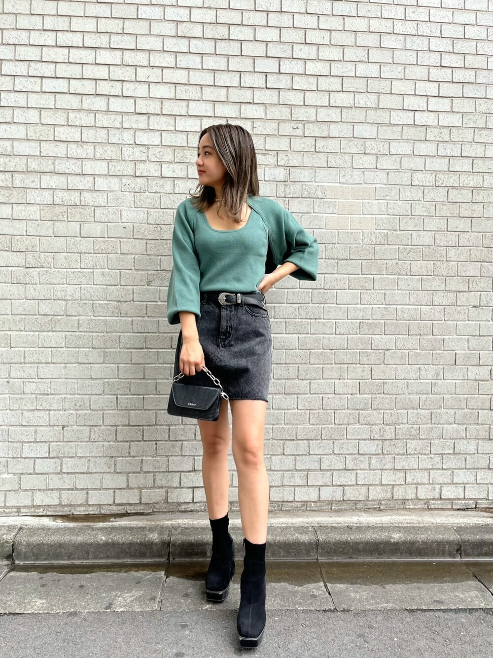 その他のブーツ、ブラック系のデニムスカートを着用したレディースの夏コーディネートの1枚目の写真