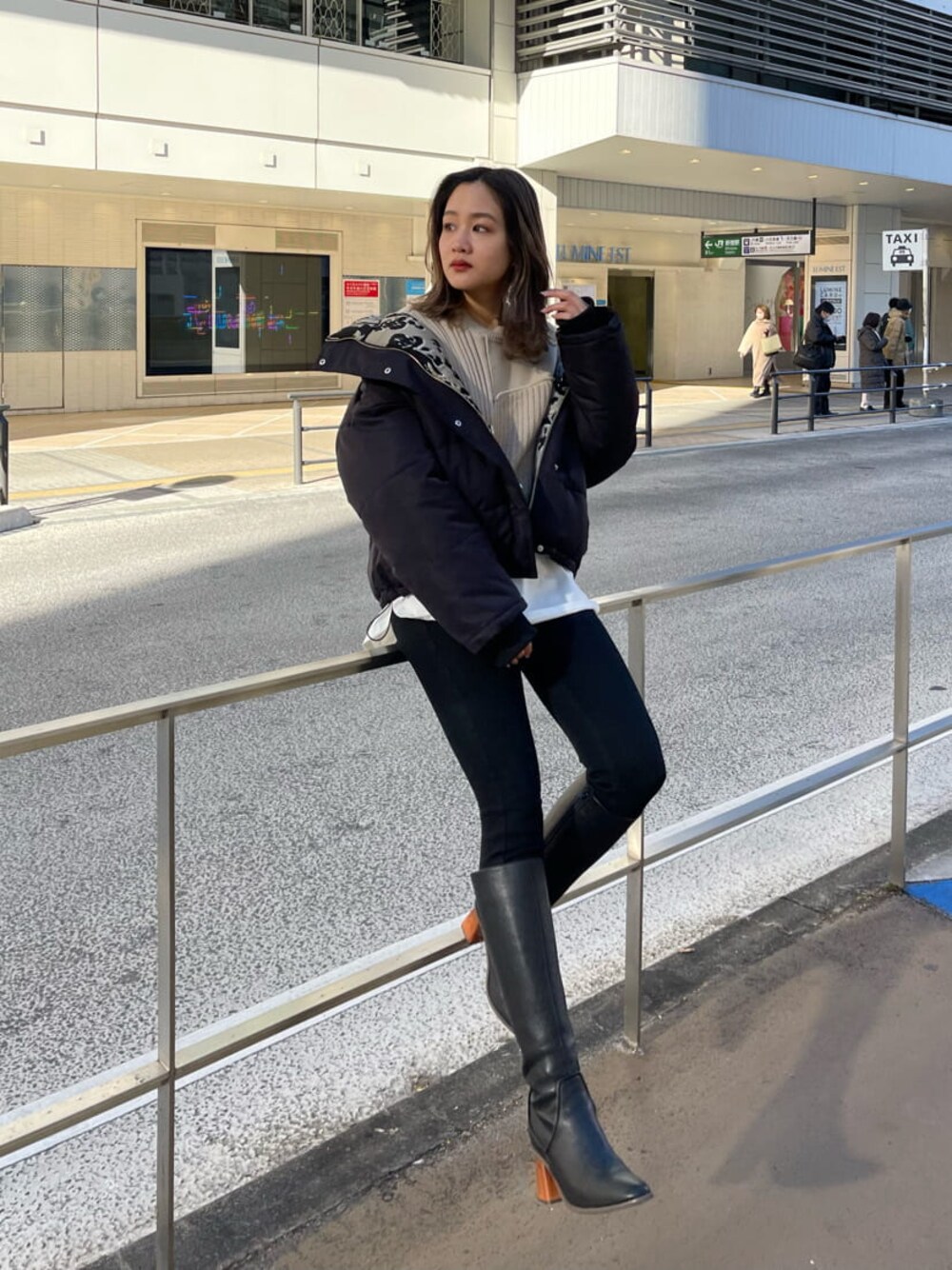 ブラック系のデニムパンツ、ブラック系のブーツ、ブラック系のダウンジャケット/コートを着用したレディースの冬コーディネートの1枚目の写真