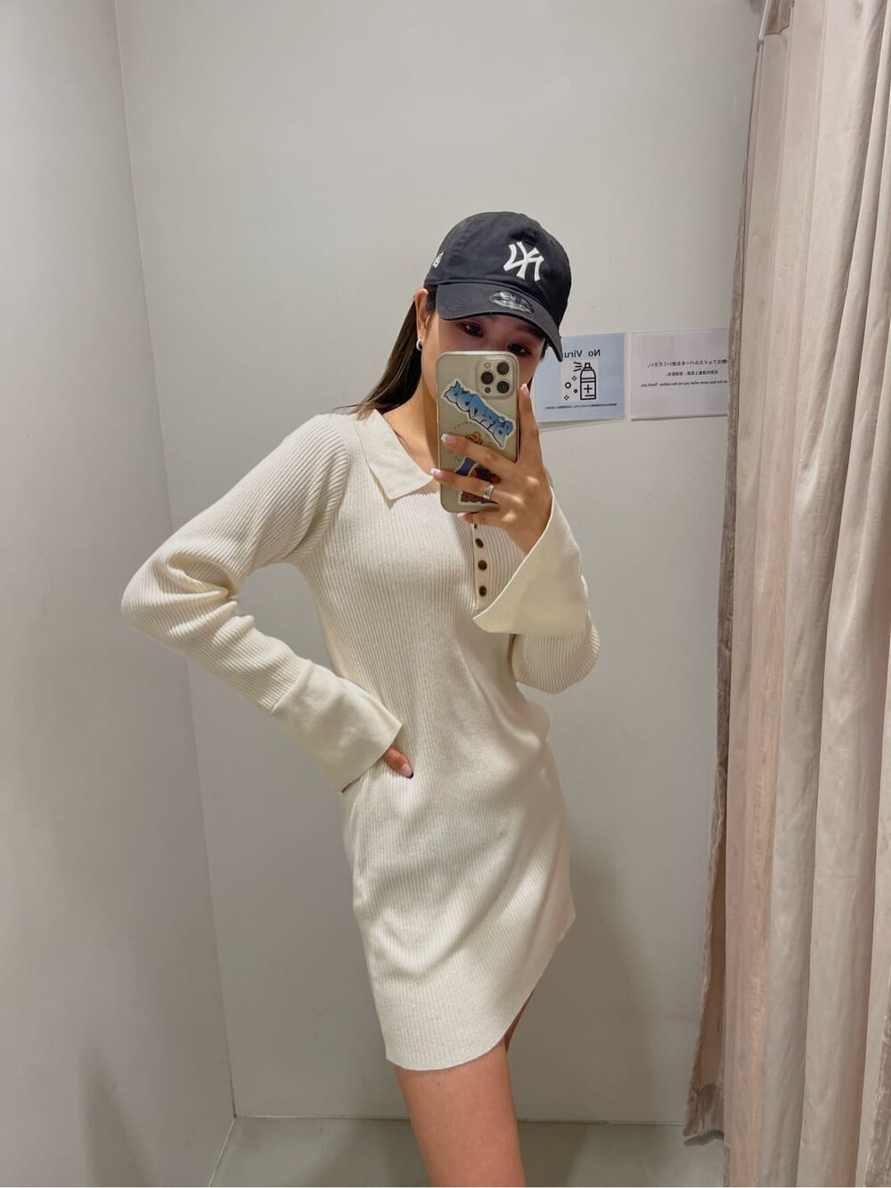 ブラック系のブーツ、ブラック系のボディバッグ/ウエストポーチ、ホワイト系のワンピースを着用したレディースの冬コーディネートの1枚目の写真