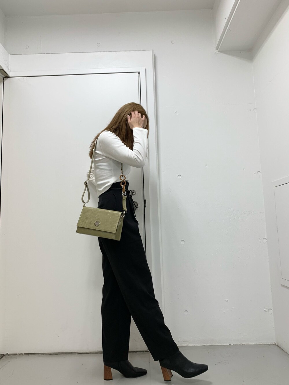 ブラック系のその他パンツ、ホワイト系のTシャツ/カットソーを着用したレディースの冬コーディネートの1枚目の写真