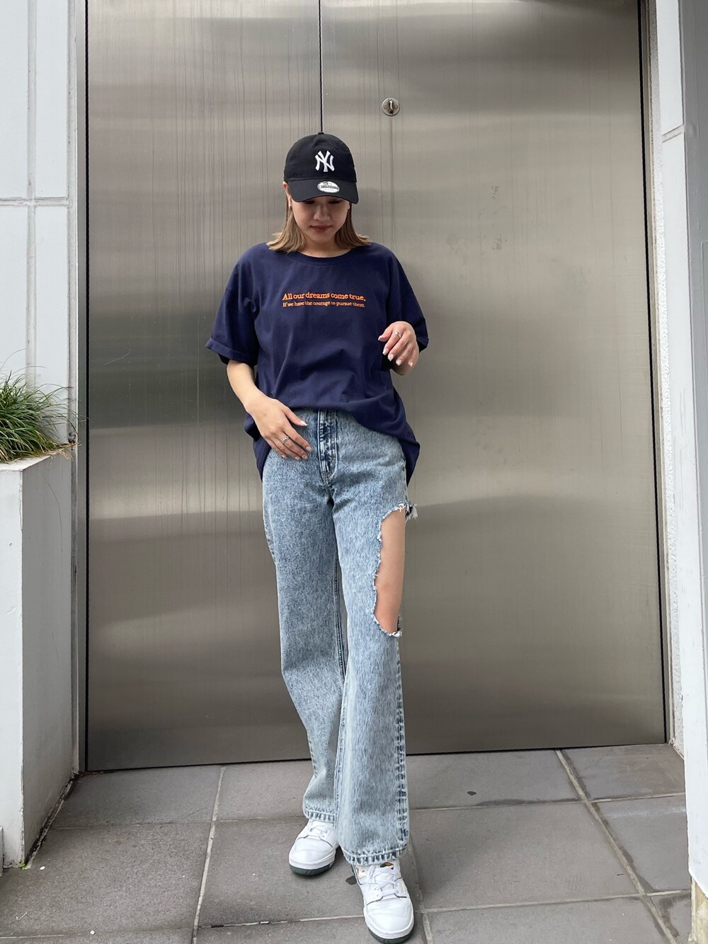 ブルー系のデニムパンツ、ブルー系のTシャツ/カットソーを着用したレディースの春コーディネートの1枚目の写真