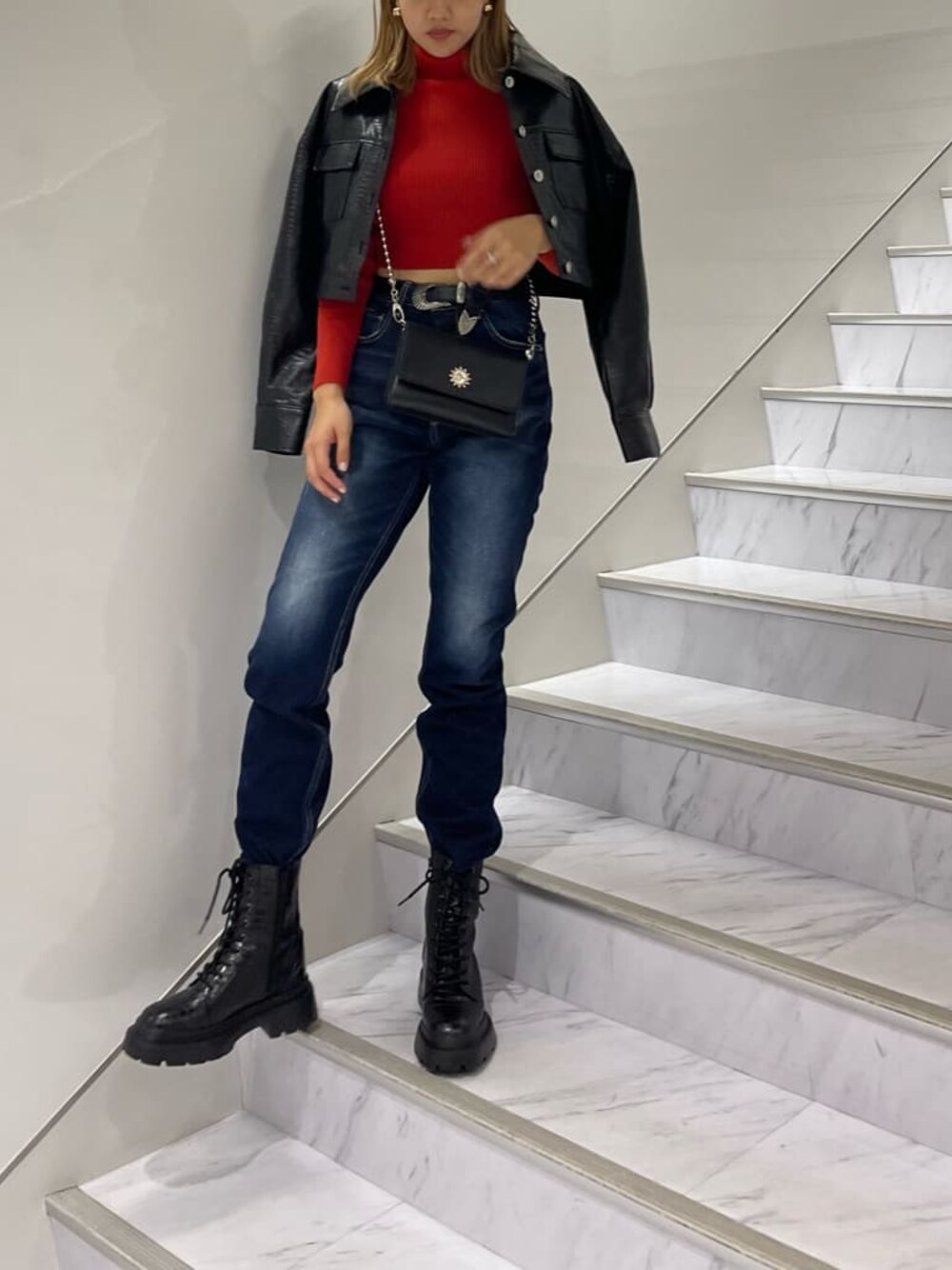 ブラック系のテーラードジャケット、その他のブーツ、ブラック系のショルダーバッグを着用したレディースの秋コーディネートの1枚目の写真