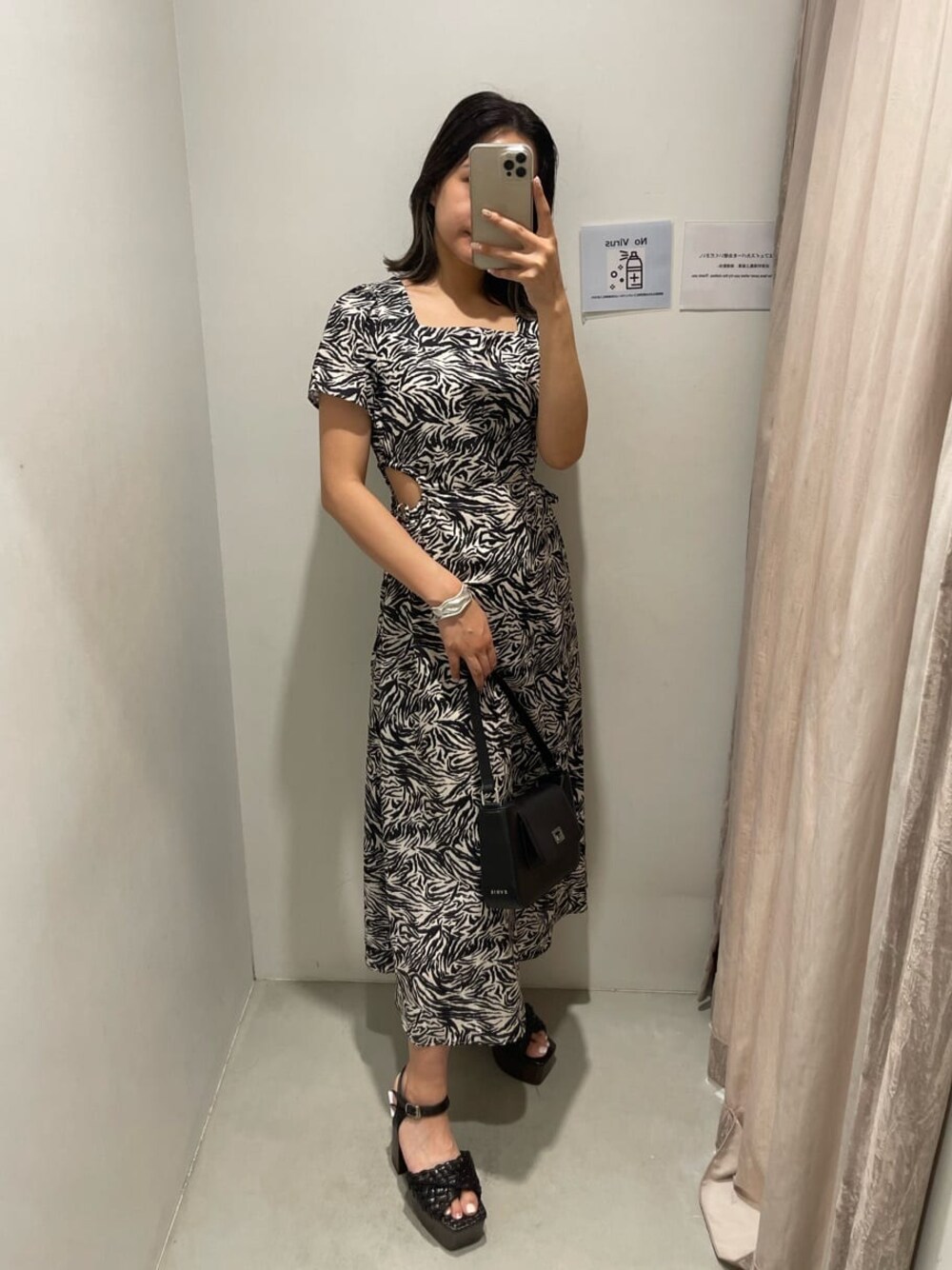 その他のワンピース、ブラック系のショルダーバッグ、ブラック系のサンダルを着用したレディースの夏コーディネートの1枚目の写真