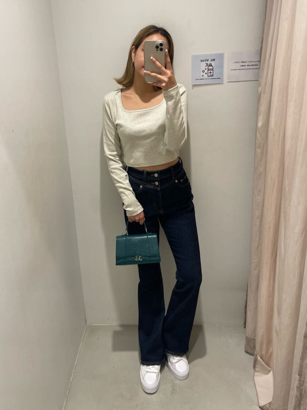 ブルー系のデニムパンツ、グレー系のTシャツ/カットソー、ホワイト系のスニーカーを着用したレディースの秋コーディネートの1枚目の写真