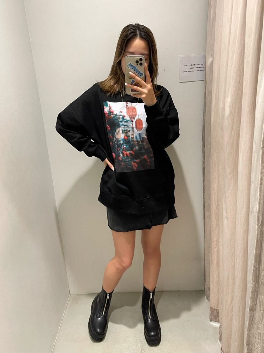 ブラック系のブーツ、ブラック系のデニムスカート、ブラック系のスウェットを着用したレディースの冬コーディネートの1枚目の写真