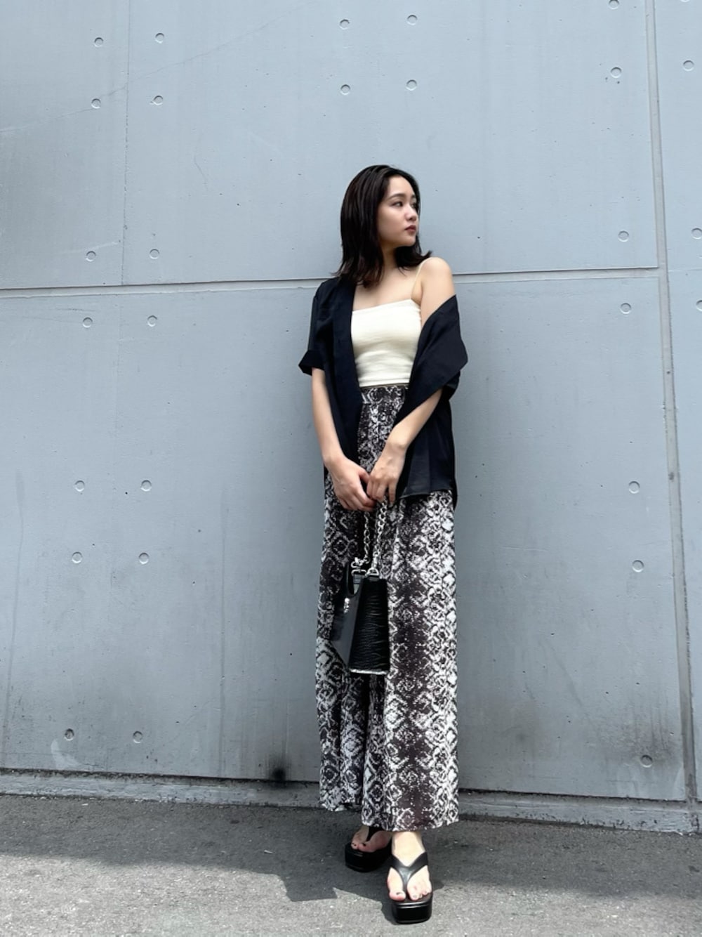 その他のスラックス、ブラック系のシャツ/ブラウスを着用したレディースの夏コーディネートの1枚目の写真