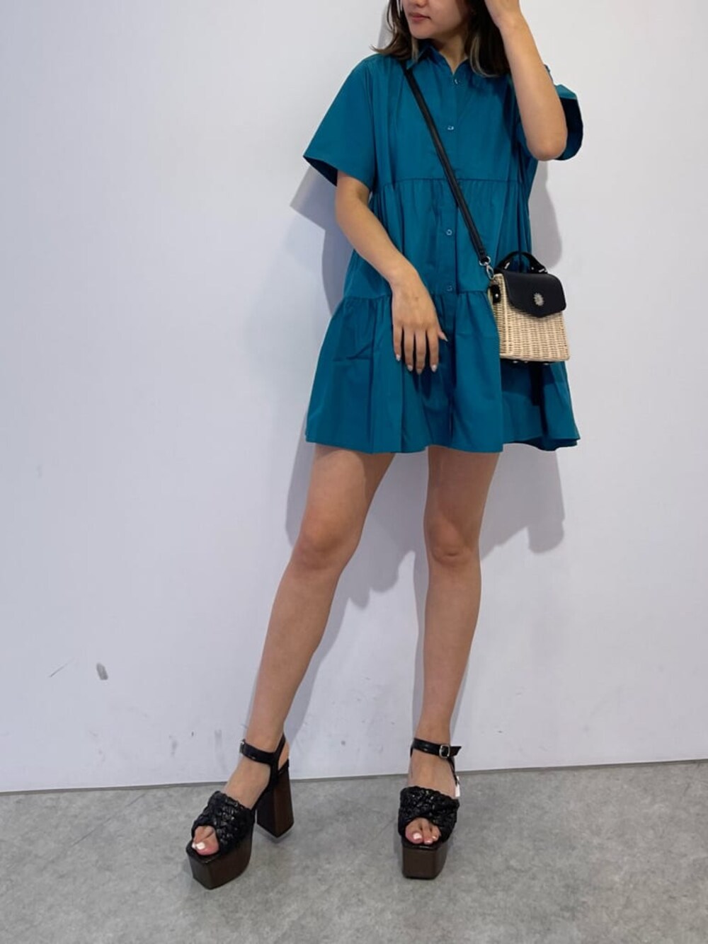 ブルー系のワンピース、ブラック系のサンダル、ブラック系のショルダーバッグを着用したレディースの夏コーディネートの1枚目の写真