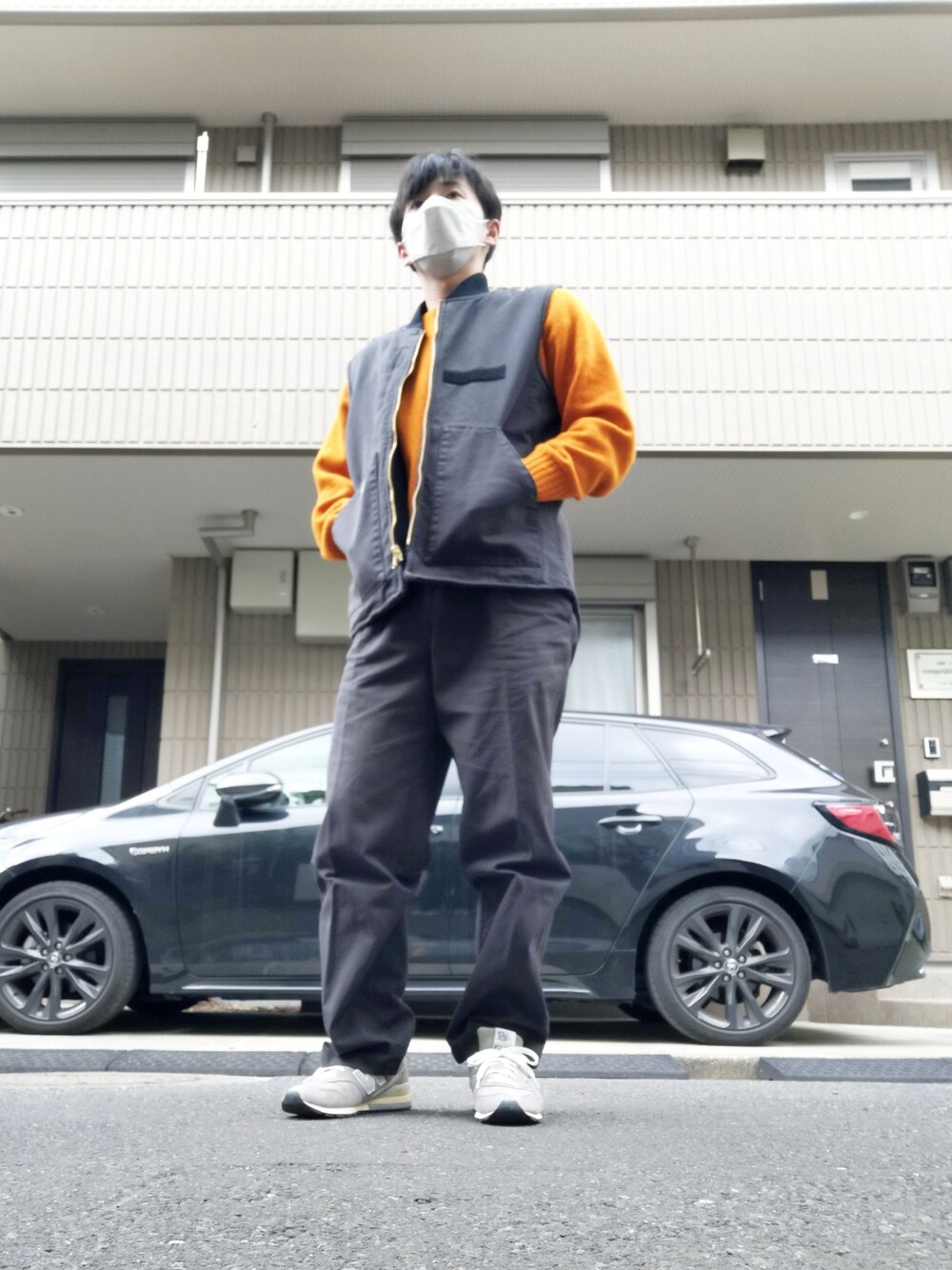 「ベスト、ニツト、ニューバランス、ニューバランス996、タックチノパン、春、春コーデ、シティーボーイ、さし色」｜「Carhartt WIPのアイテム（ベスト、ブラック系）」を使った、ryosuke1344さん（メンズ・170cm）の春コーディネートの1枚目の写真