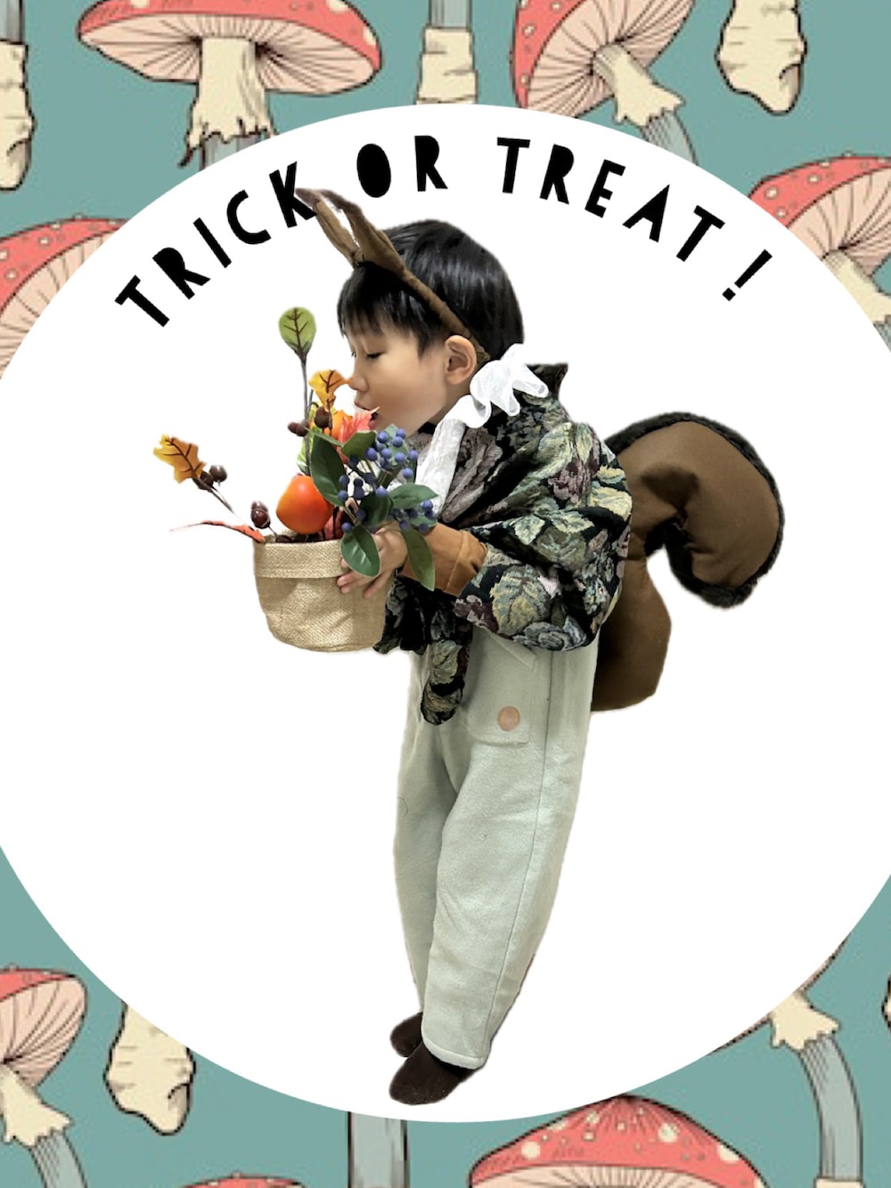 グリーン系のサロペット/オーバーオール、ホワイト系の付け襟、ブラウン系のファッション雑貨を着用したキッズの秋コーディネートの1枚目の写真