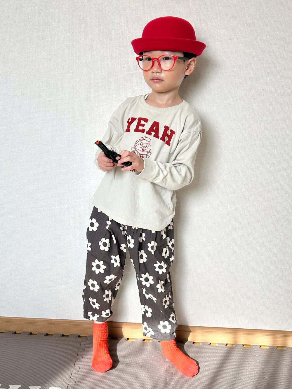 その他のTシャツ/カットソー、ブラック系のその他パンツ、レッド系のメガネを着用したキッズの春コーディネートの1枚目の写真
