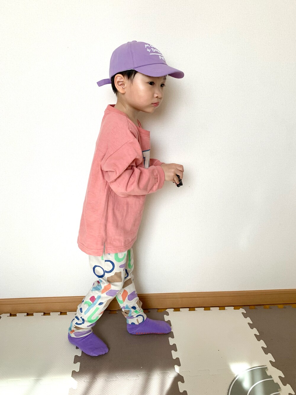 ピンク系のTシャツ/カットソー、その他のその他パンツ、オレンジ系のソックス/靴下を着用したキッズの春コーディネートの1枚目の写真