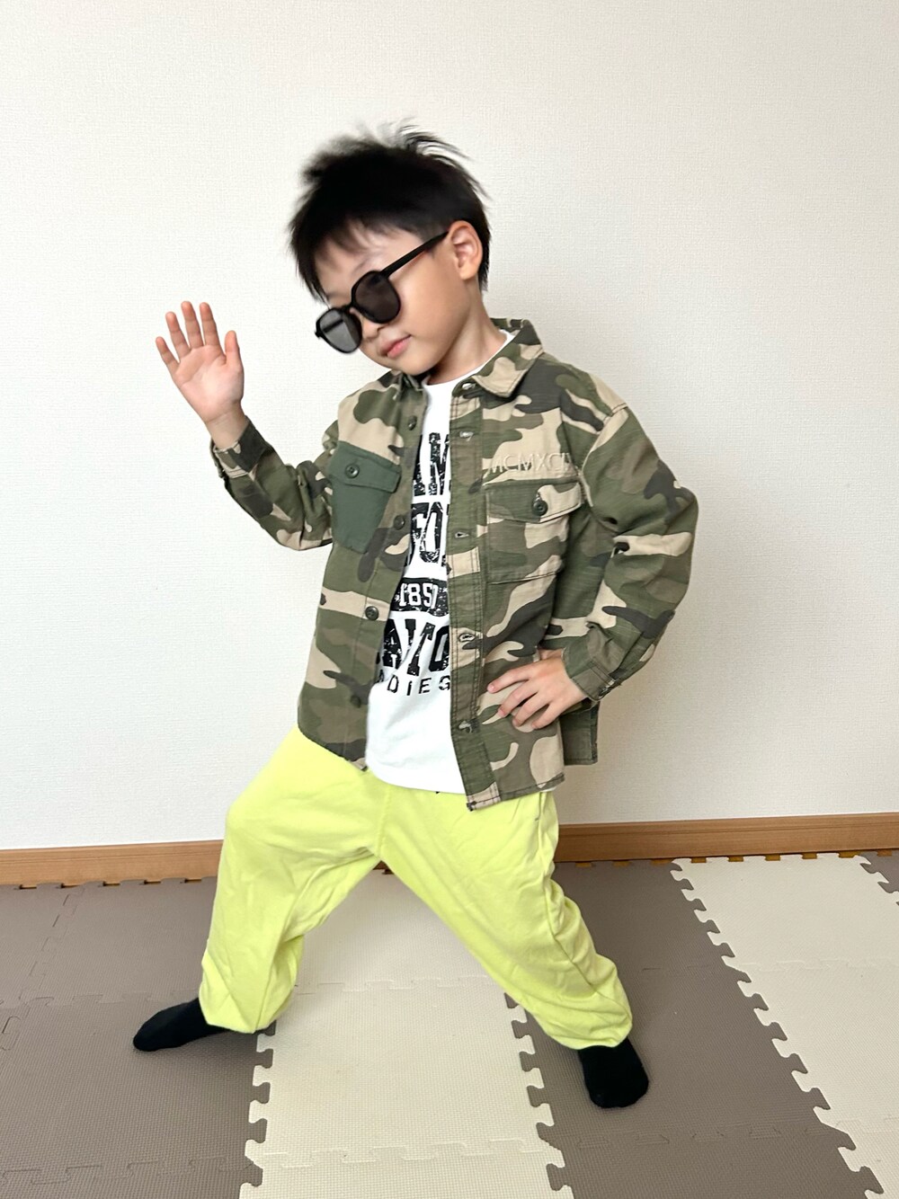 グリーン系のその他パンツ、グリーン系のミリタリージャケット、ホワイト系のTシャツ/カットソーを着用したキッズの秋コーディネートの1枚目の写真