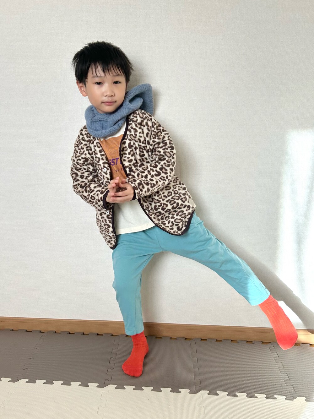 ホワイト系のTシャツ/カットソー、ベージュ系のカーディガン/ボレロ、ブルー系のその他パンツを着用したキッズの秋コーディネートの1枚目の写真