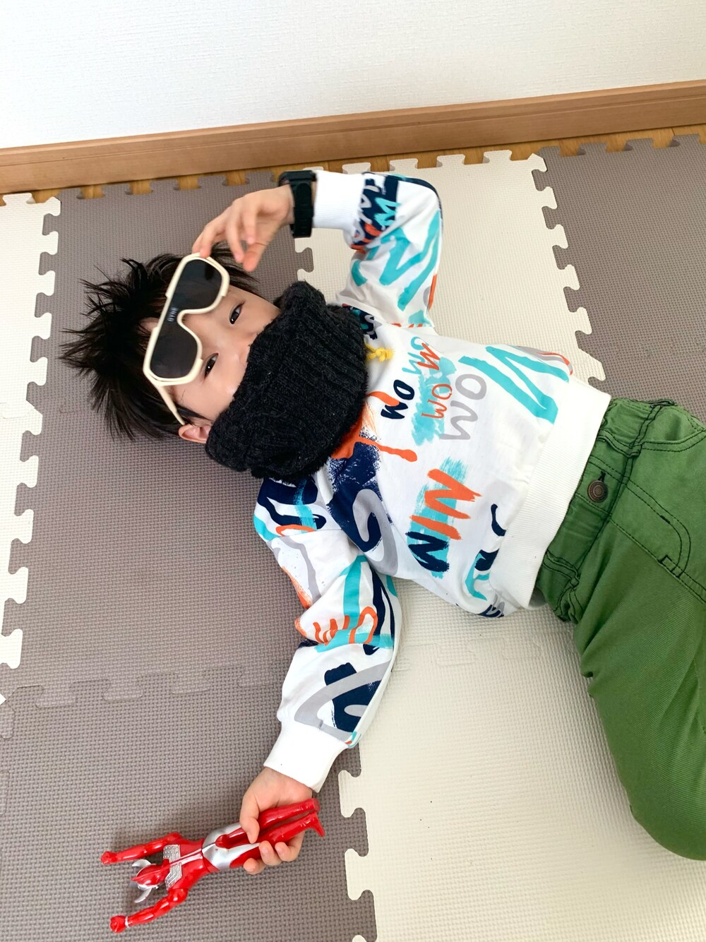 ホワイト系のスウェット、グリーン系のその他パンツ、ホワイト系のサングラスを着用したキッズの冬コーディネートの1枚目の写真