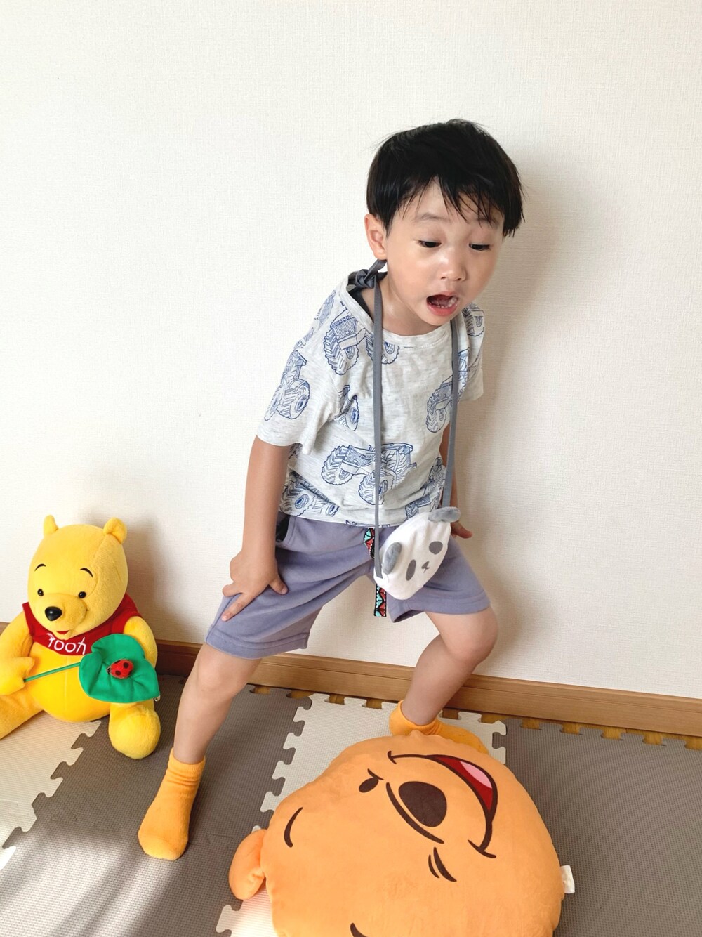 パープル系のその他パンツ、グレー系のTシャツ/カットソー、ホワイト系のショルダーバッグを着用したキッズの夏コーディネートの1枚目の写真