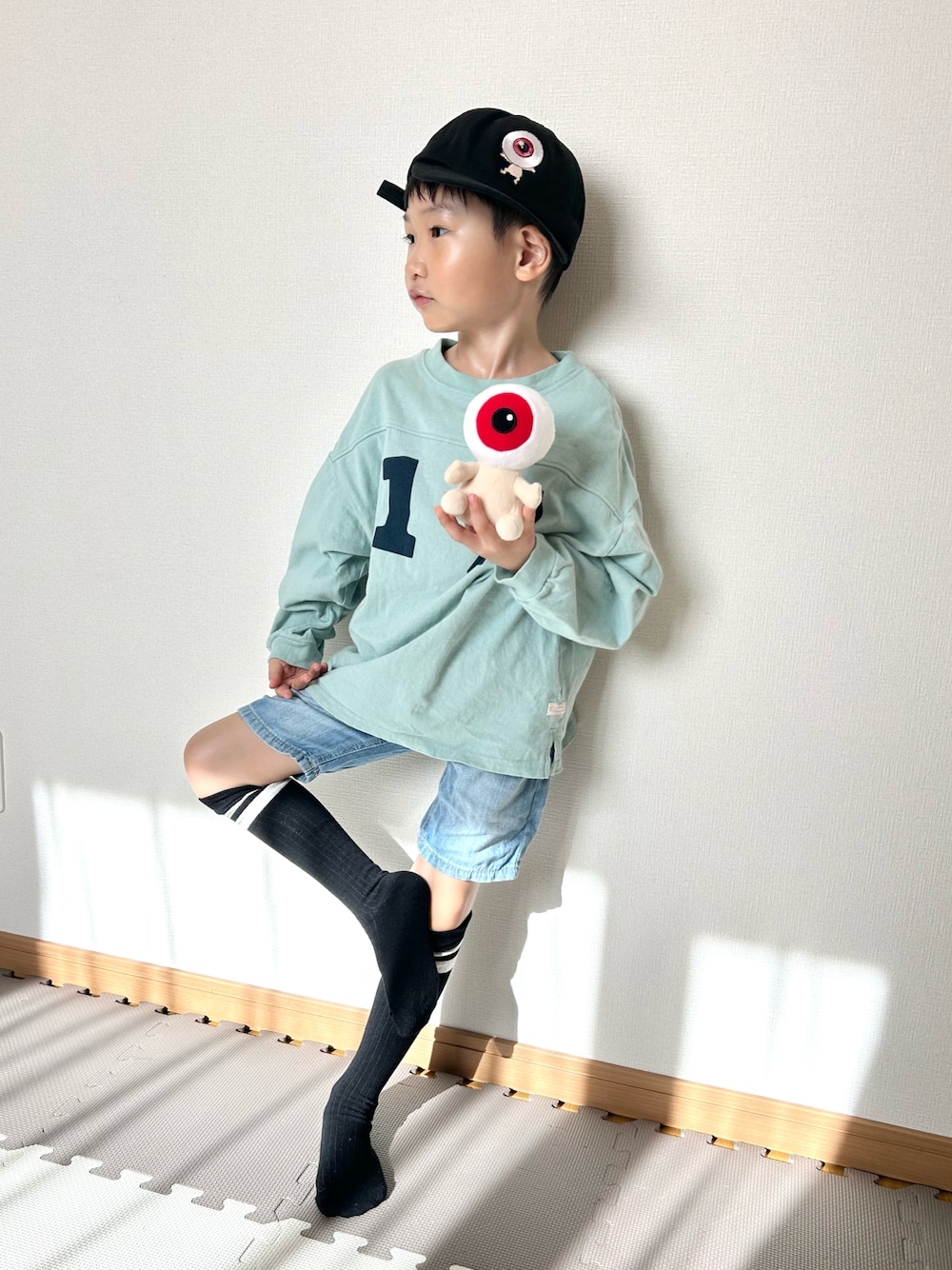 ブルー系のTシャツ/カットソー、ブルー系のデニムパンツ、ホワイト系のおもちゃを着用したキッズの春コーディネートの1枚目の写真