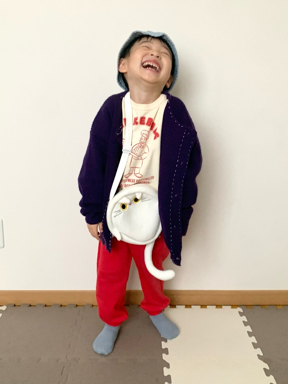 レッド系のその他パンツ、パープル系のカーディガン/ボレロ、ホワイト系のスウェットを着用したキッズの冬コーディネートの1枚目の写真