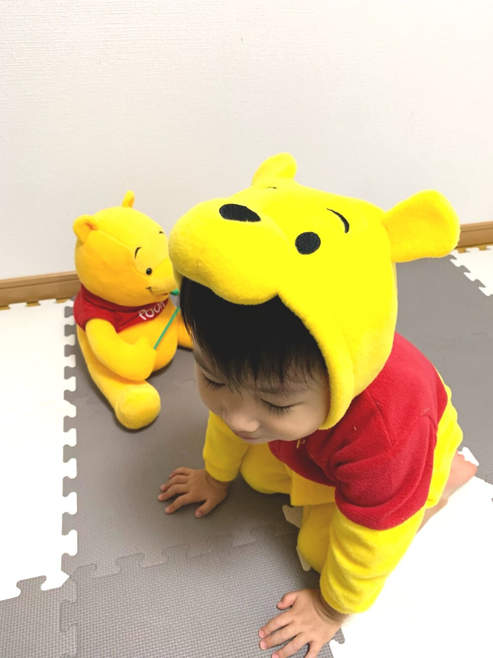 イエロー系のオールインワン・サロペットを着用したキッズの秋コーディネートの1枚目の写真
