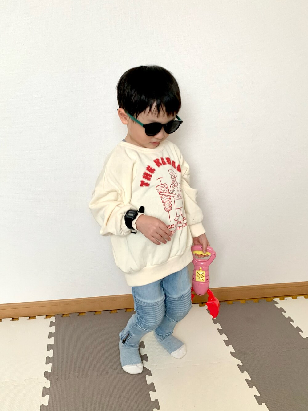 「お洒落さんとつながりたい、春コーデ、キッズ、スウェット、男の子、キッズコーデ、プチプラ、シンプルコーデ、デニム、ビッグシルエット」｜「Life Support Productsの裏毛プリントスウェット(80～150cm)（スウェット、ホワイト系）」を使った、Genさん（キッズ・90cm）の春コーディネートの1枚目の写真