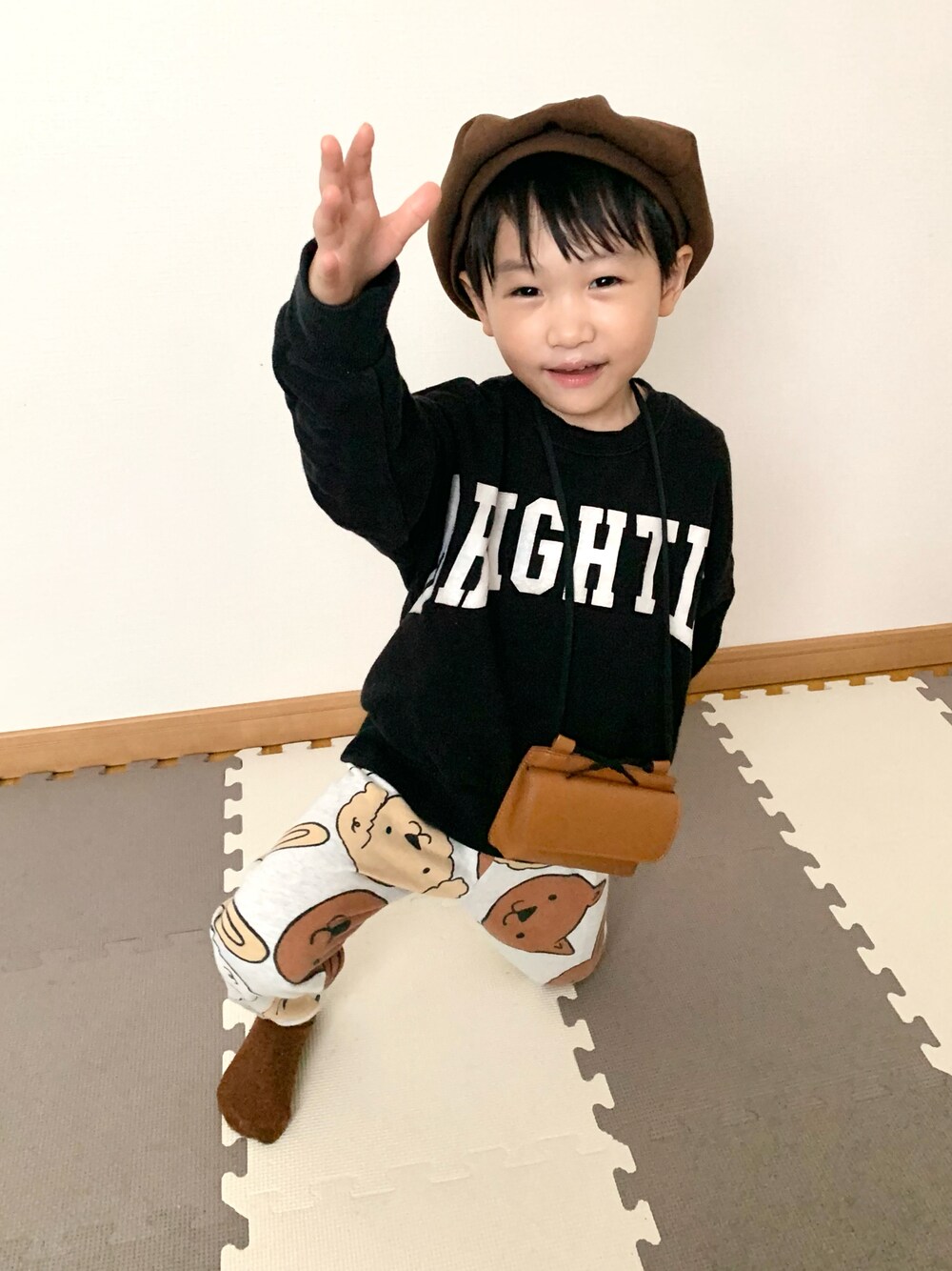 「キッズファッション、ファッションを楽しもう、おしゃれさんと繋がりたい、スウェット、ベレー帽、ポシェット、ミニバッグ、ショルダーバッグ」｜「SHEINのアイテム（ショルダーバッグ、ブラウン系）」を使った、Genさん（キッズ・100cm）の秋コーディネートの1枚目の写真