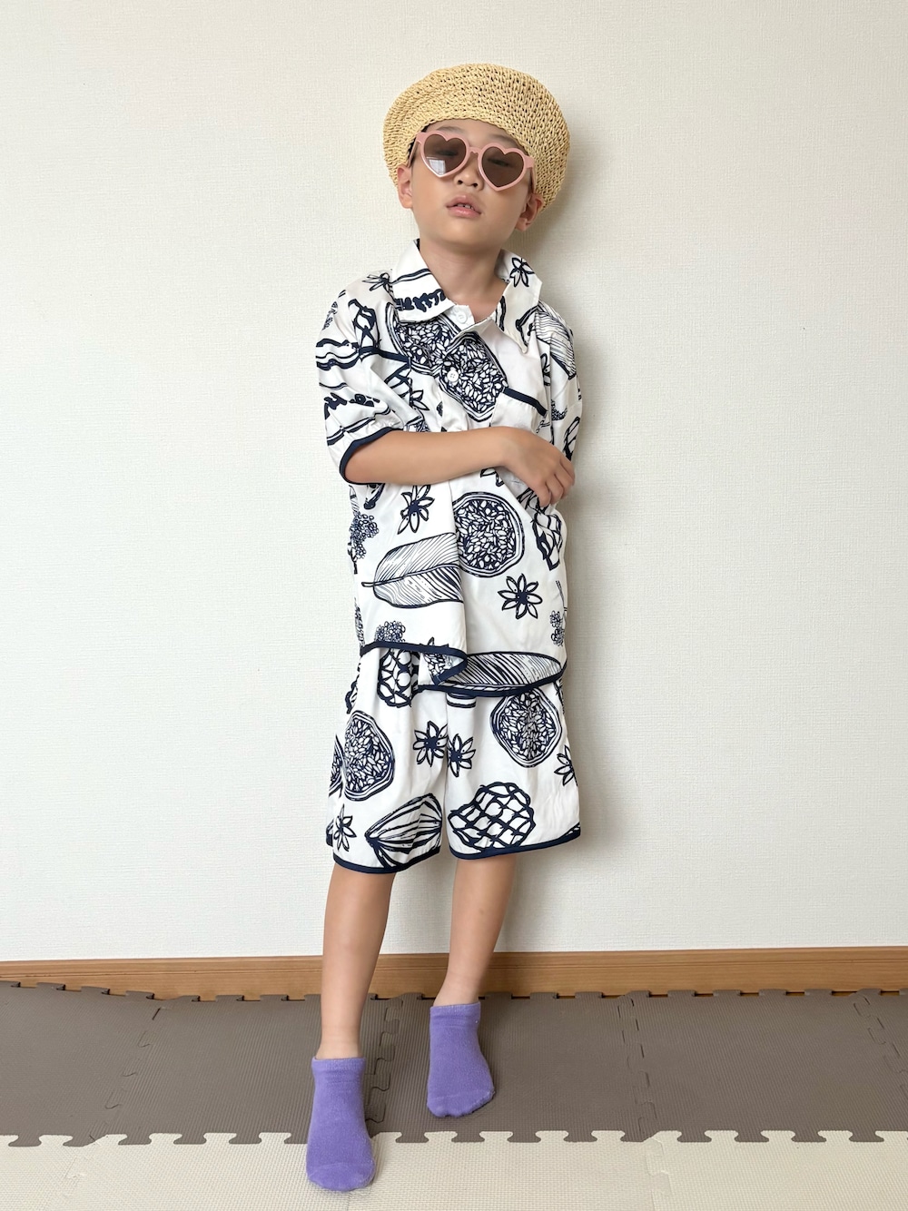 ホワイト系のシャツ/ブラウス、ピンク系のサングラス、ベージュ系の帽子を着用したキッズの夏コーディネートの1枚目の写真