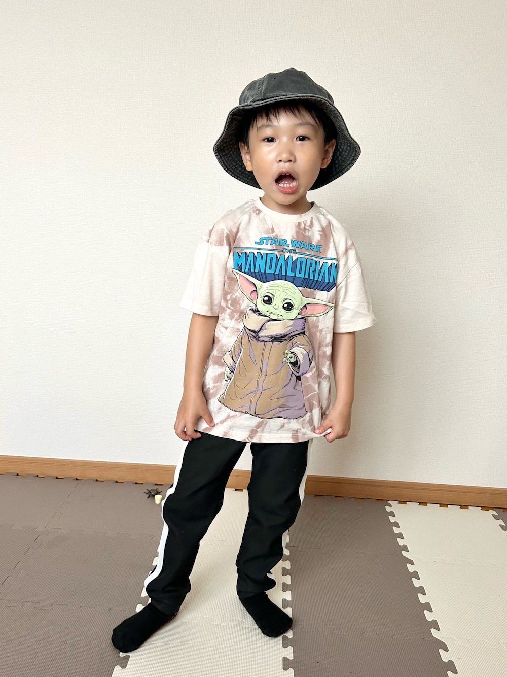 ピンク系のTシャツ/カットソー、ブラック系のその他パンツ、ブラック系のハットを着用したキッズの夏コーディネートの1枚目の写真