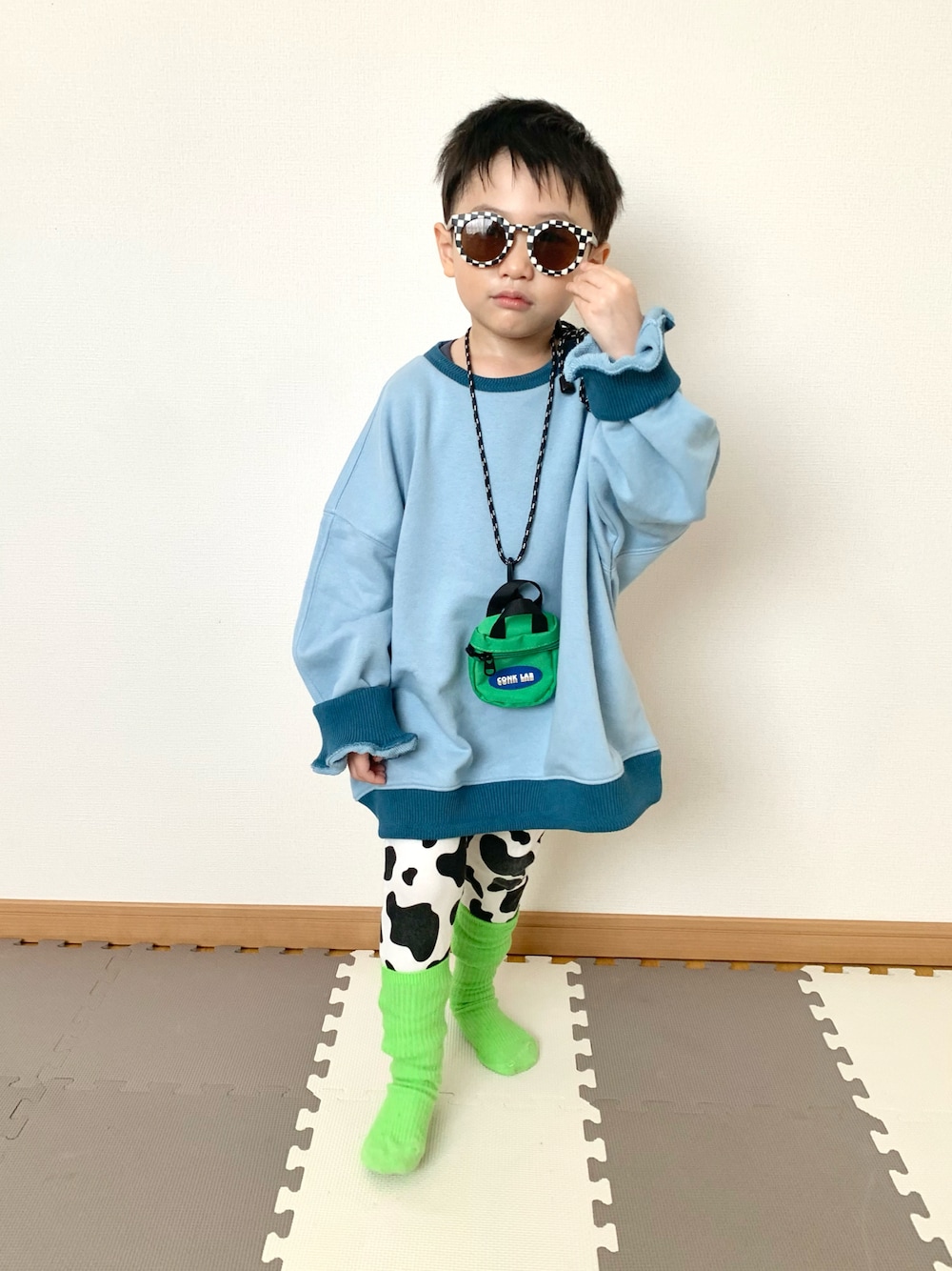 ブルー系のスウェット、グリーン系のバッグ、ホワイト系のその他パンツを着用したキッズの春コーディネートの1枚目の写真