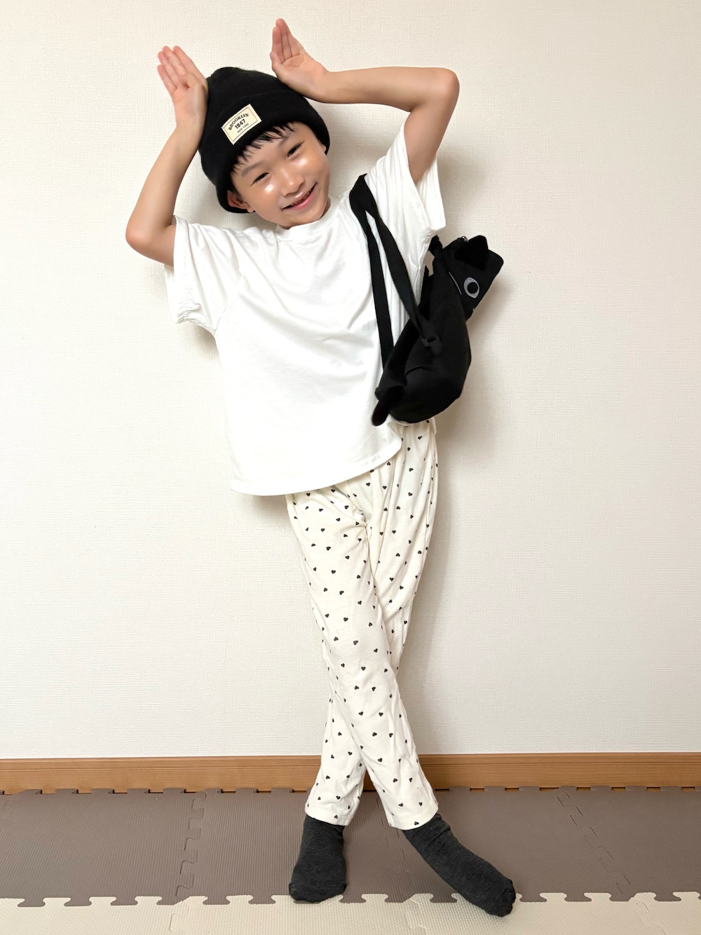 ホワイト系のその他パンツ、ホワイト系のTシャツ/カットソー、ブラック系のバックパック/リュックを着用したキッズの秋コーディネートの1枚目の写真