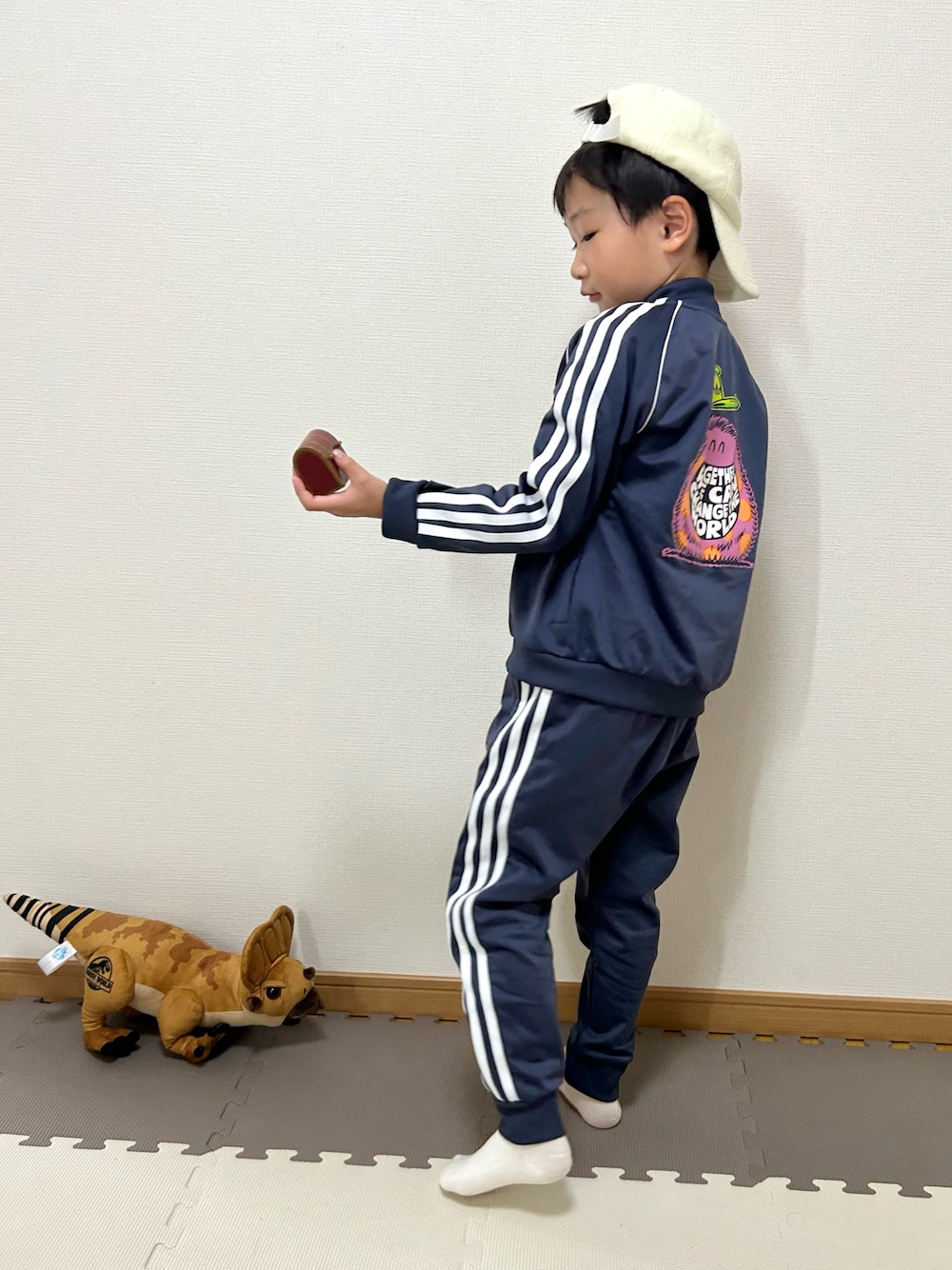 ホワイト系のTシャツ/カットソー、ブルー系のジャケット/アウター、ブルー系のパンツを着用したキッズの秋コーディネートの1枚目の写真