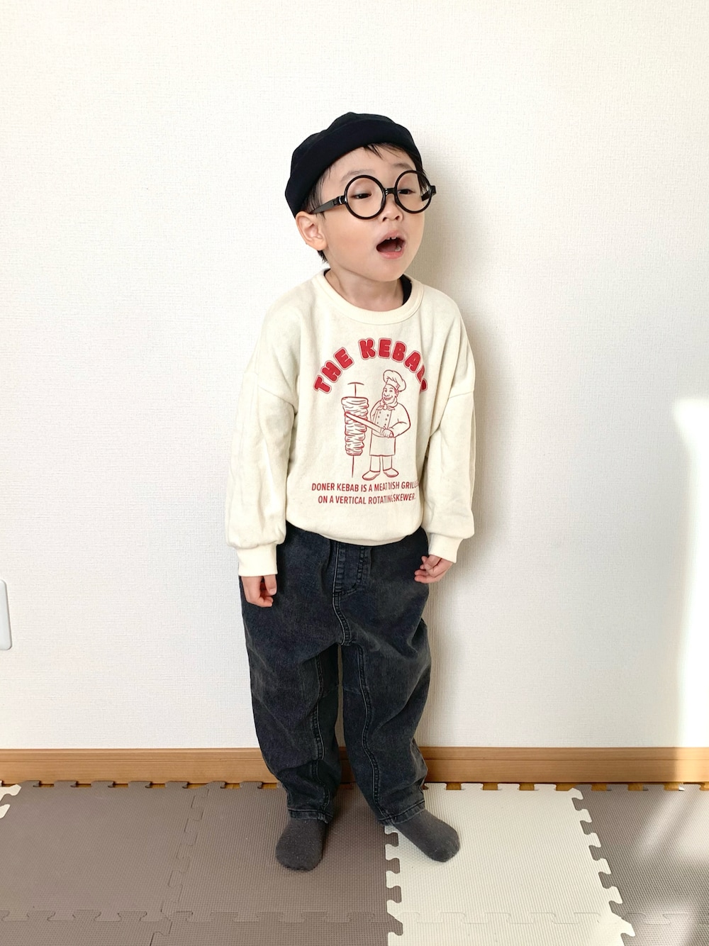 ホワイト系のスウェット、ブラック系のデニムパンツ、その他のソックス/靴下を着用したキッズの春コーディネートの1枚目の写真