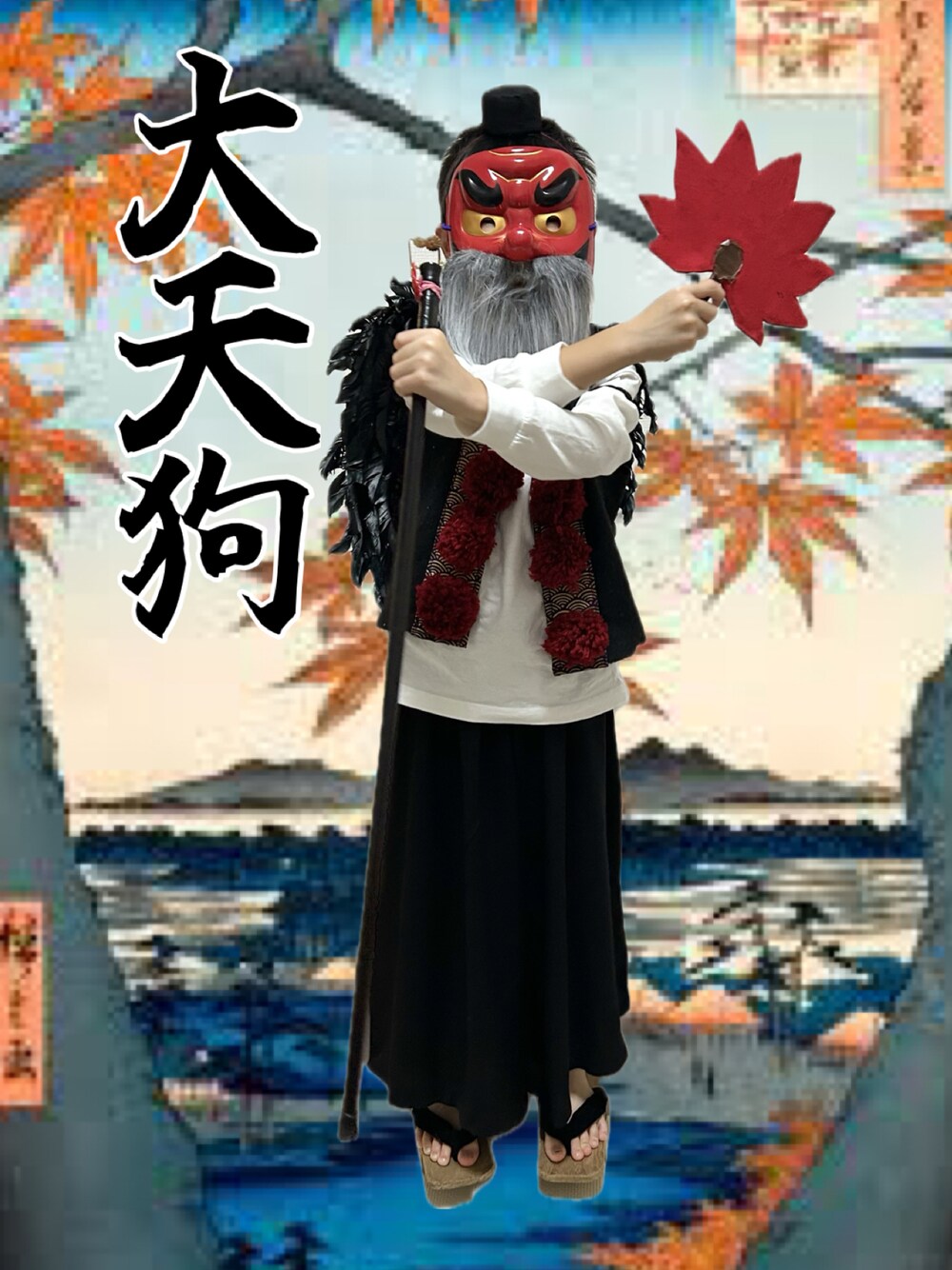 ホワイト系のTシャツ/カットソー、ブラック系のパンツ、ブラック系のフォーマルスーツ/小物を着用したキッズの秋コーディネートの1枚目の写真